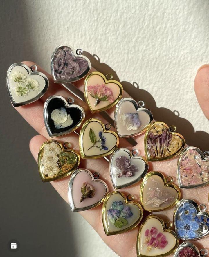 Handcrafted Floral Resin Heart Pendant – Real Dried Flower Jewelry in Gold & Silver Frames