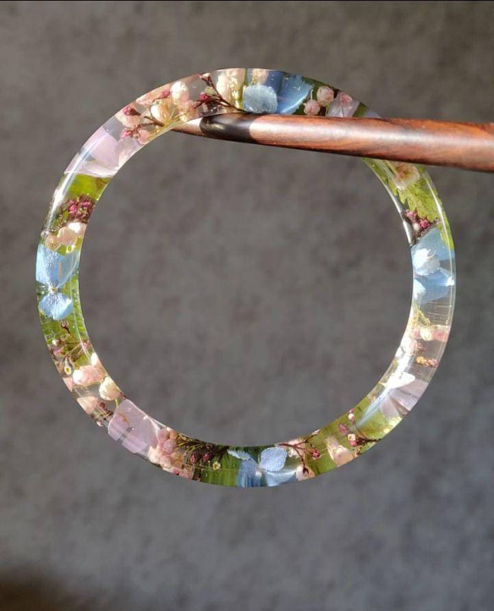 Spring Meadow Resin Bangle – Delicate Wildflower & Pastel Botanical Jewelry