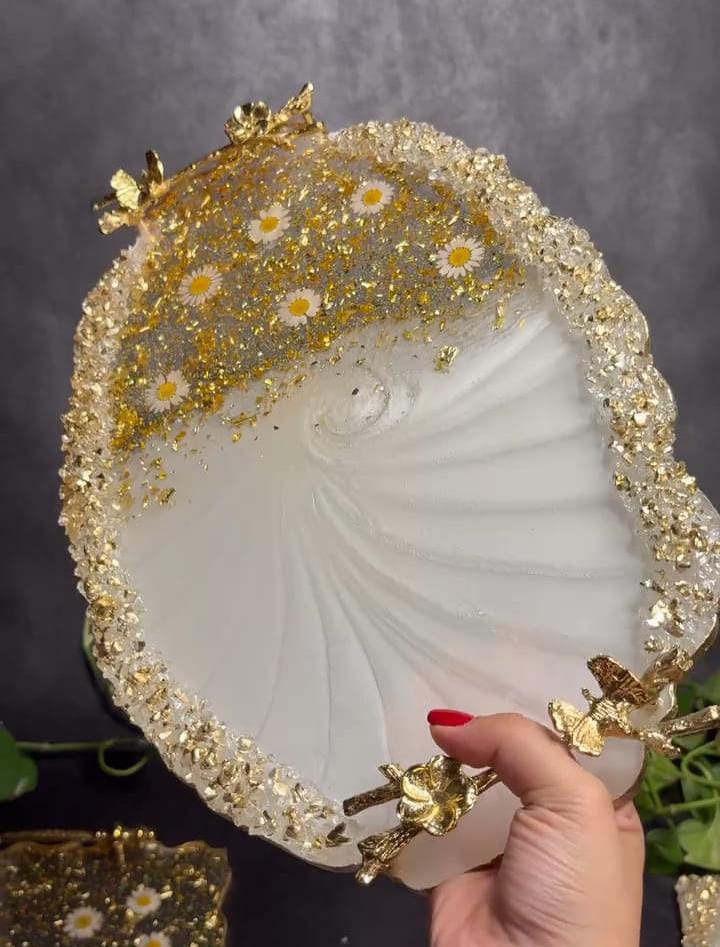 Scalloped Shell Daisy Tray – Handcrafted White Marble Resin Serving Platter with Gold Butterfly Accents