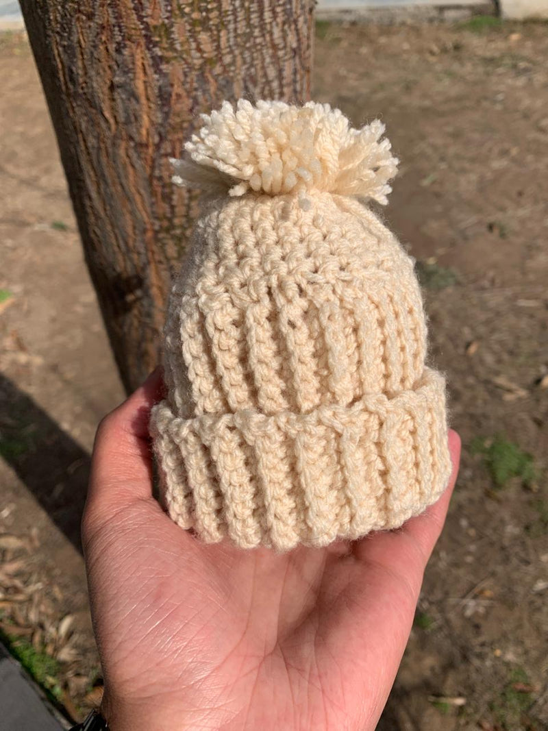"Vanilla Cloud" – Hand-Knitted Premium Pom-Pom Beanie